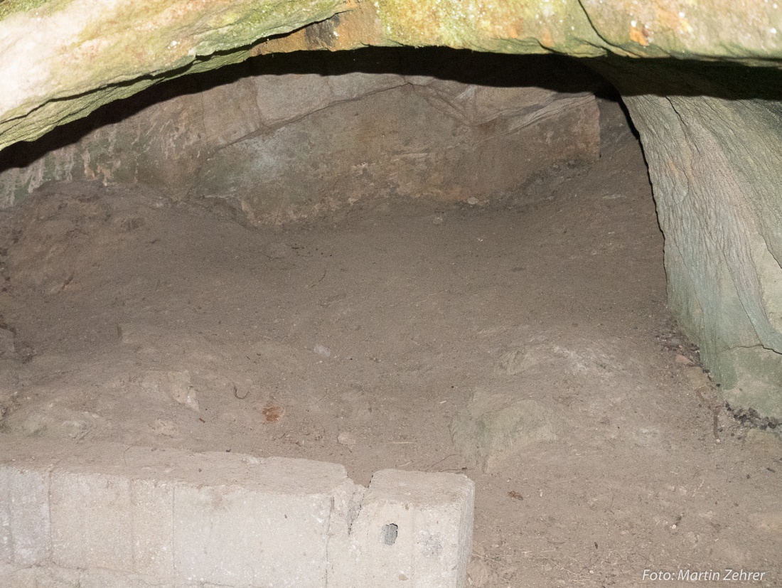 Foto: Martin Zehrer - Blick von Außen in einem der Keller-Höhlen am Schlossberg bei Waldeck. Davon befinden sich 4 oder 5 rund um den Berg verteilt. Zum Teil kann man diese noch begehen bzw. w 