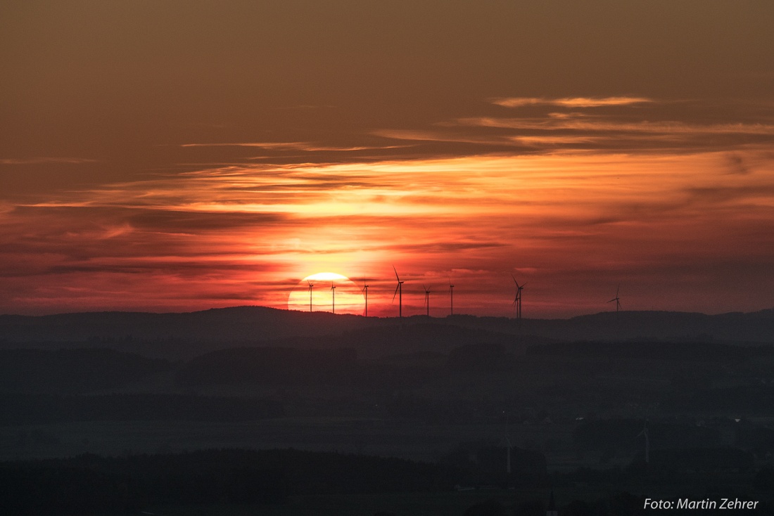 Foto: Martin Zehrer - Ganz hinten am Horizont sind mehrere Windräder im Sonnenuntergang zu erkennen... Dazwischen das Kemnather-Land... 