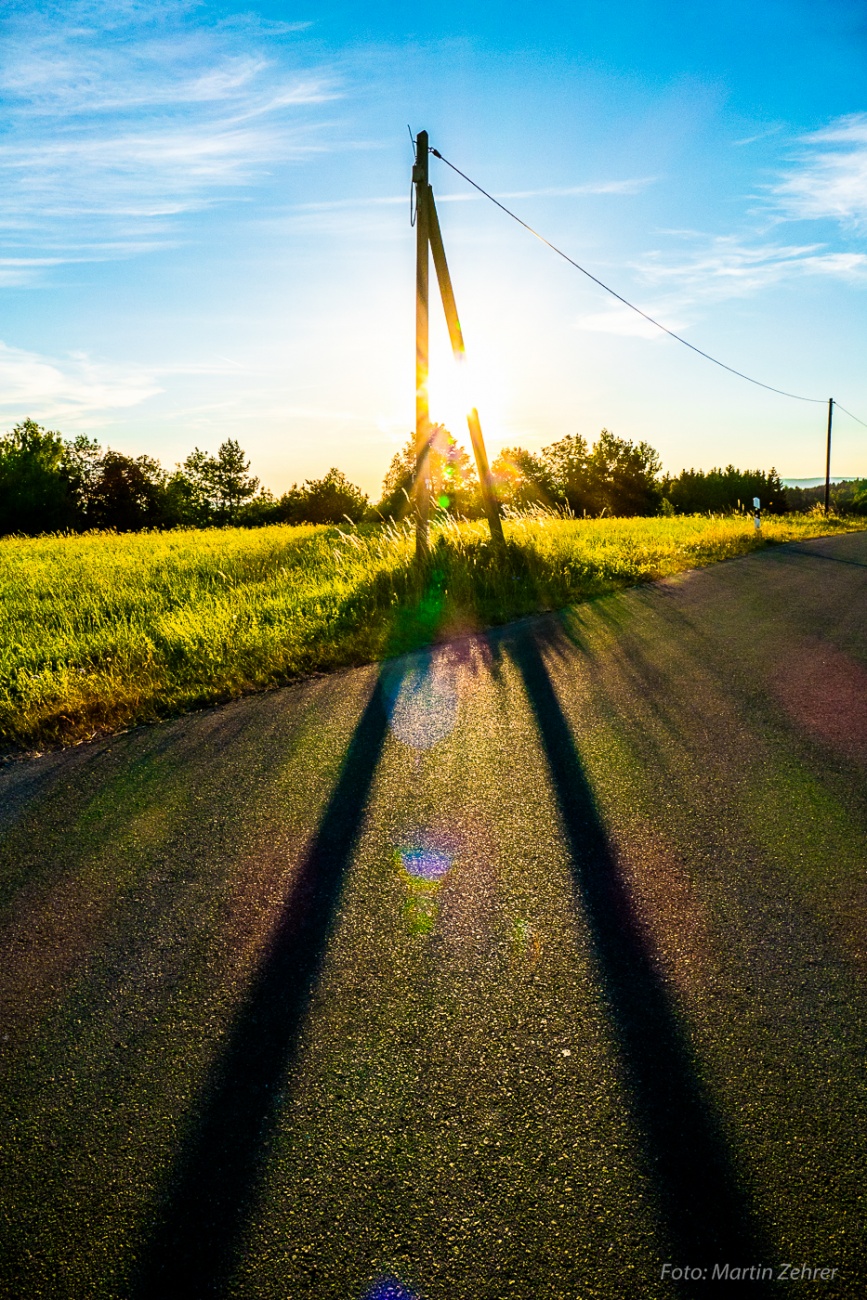 Foto: Martin Zehrer - Schattenspiele auf der godaser Höhe... Ein alter Telefon-Mast wirft seine langen Schatten in der Abendsonne. Dieser 26. Juni 2017 war der schönste Tag im bisherigen Somme 