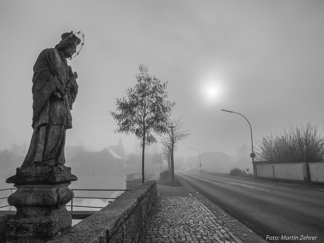 Foto: Martin Zehrer - Nepomuk und Gegenlicht...<br />
Dieses Foto entstand am kemnather Stadtweiher, es war Nebel und ein klein wenig leuchtete die Sonne durch den Nebelvorhang. 