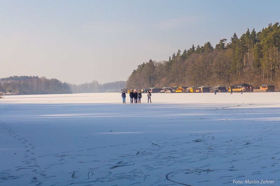 Foto: Martin Zehrer - Trügerische Sicherheit. Eine Gruppe von Spaziergängern wandert sonntags Nachmittag über den Rußweiher bei Eschenbach.<br />
 