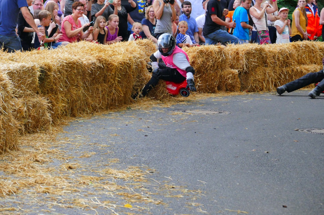 Foto: Martin Zehrer - Genial - Die legendären Bobbycar Meisterschaft in Preißach. <br />
"Den of Vice" veranstaltete heute das 3. Bobbycar-Rennen durch die Ortschaft Preißach. <br />
Zig Starter rasten  