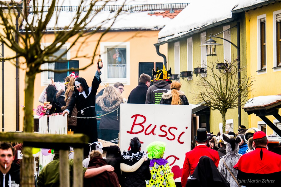 Foto: Martin Zehrer - Faschingszug durch Waldeck. Am Sonntag, den 15.2.2015 war es wieder so weit. Ein langer Zug<br />
mit zig Gaudiwagen und Hunderten Narren zog durch den Waldecker Markt. Mit vi 