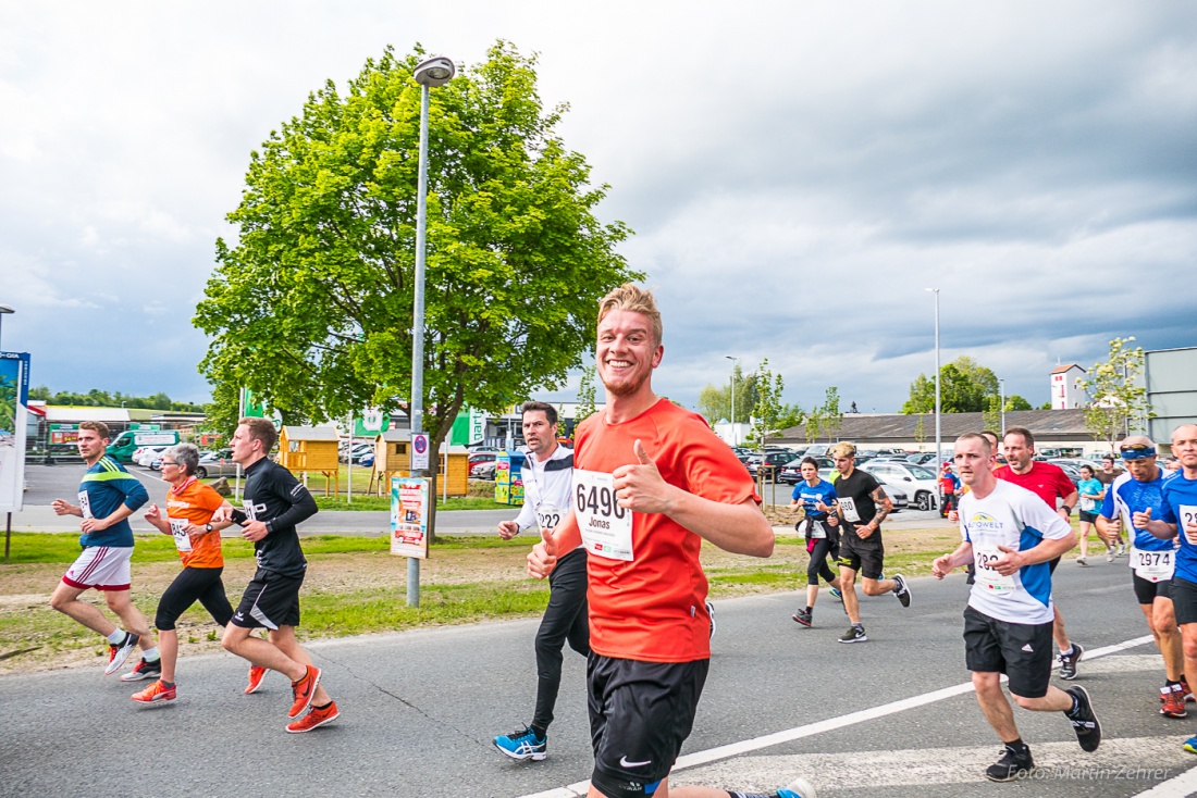 Foto: Martin Zehrer - Nofi-Lauf 2017: Start am Stadtplatz und Ziel beim Siemens... 5,9 Kilometer durch Kemnath und rund herum. Mehr als 8000 Teilnehmer fanden sich in Kemnath zusammen um die S 