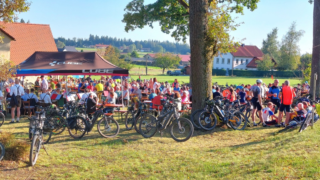 Foto: Martin Zehrer - Falter-Zoigl in Schurbach - Extrem gut besucht... ein herrlicher Herbst-Tag mit ca. 20 Grad und viel Sonne, selbst am spätem Nachmittag noch.<br />
Heute spielte auch eine Mus 