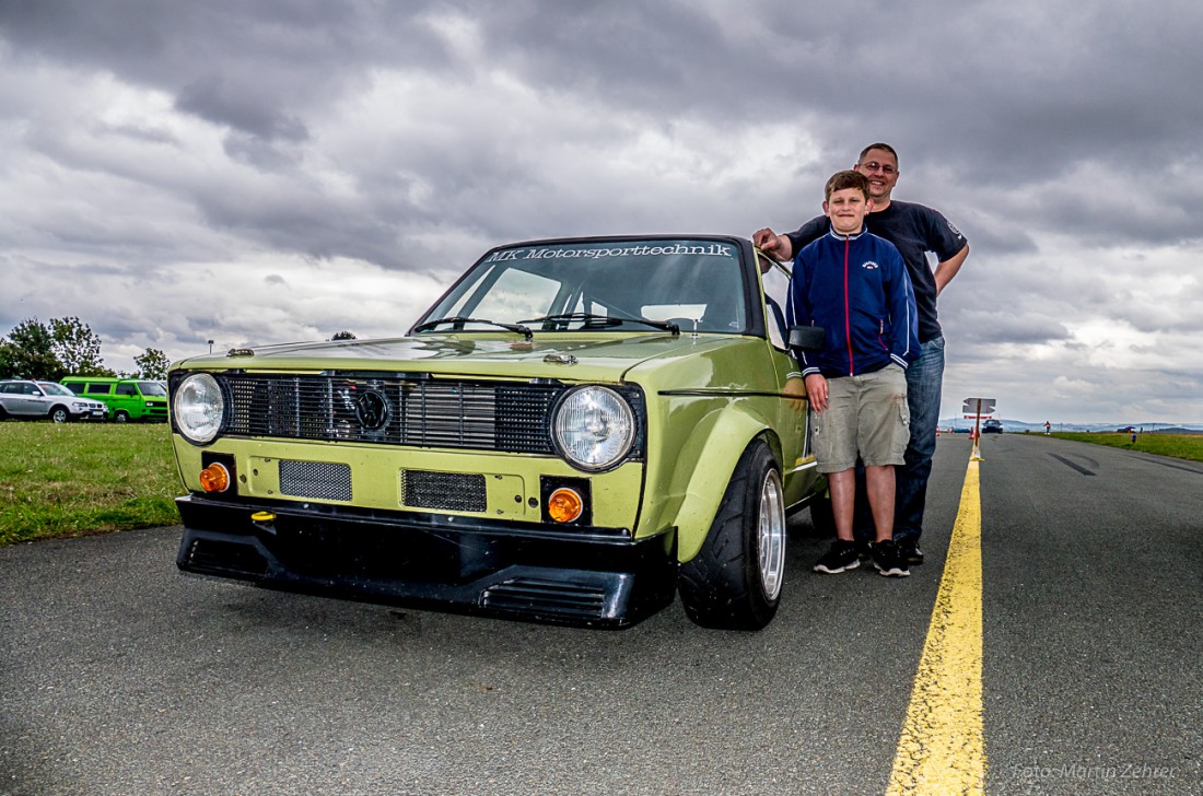 Foto: Martin Zehrer - Ein Team: GTI, Sohnemann und Vater, getroffen beim bindlacher Flugplatz-Slalom... 6. September 2015 