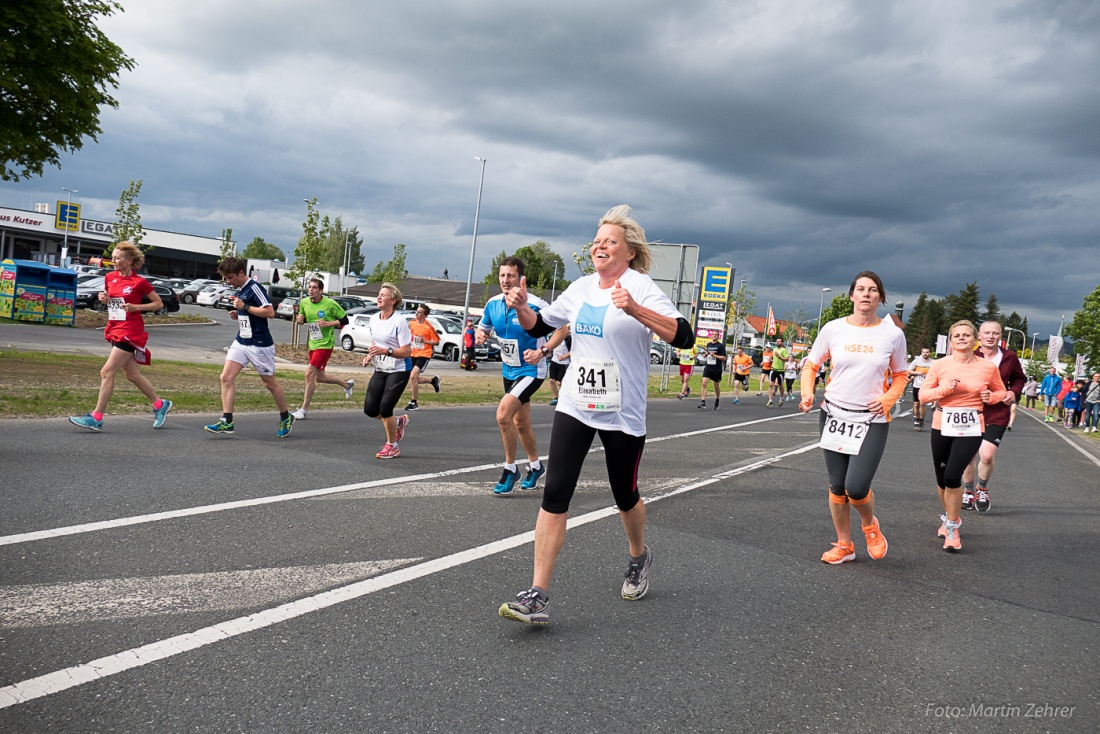 Foto: Martin Zehrer - Nofi-Lauf 2017: Start am Stadtplatz und Ziel beim Siemens... 5,9 Kilometer durch Kemnath und rund herum. Mehr als 8000 Teilnehmer fanden sich in Kemnath zusammen um die S 