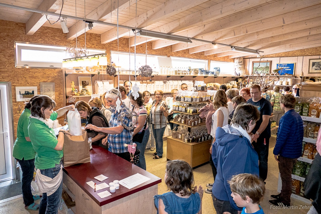 Foto: Martin Zehrer - Mühlentag auf der Schustermühle in Eisersdorf:<br />
<br />
Dies ist kein Überfall, die Besucher stürmten einfach zu hunderten in den reichhaltig sortierten Mühlen-Laden im Erdgesc 