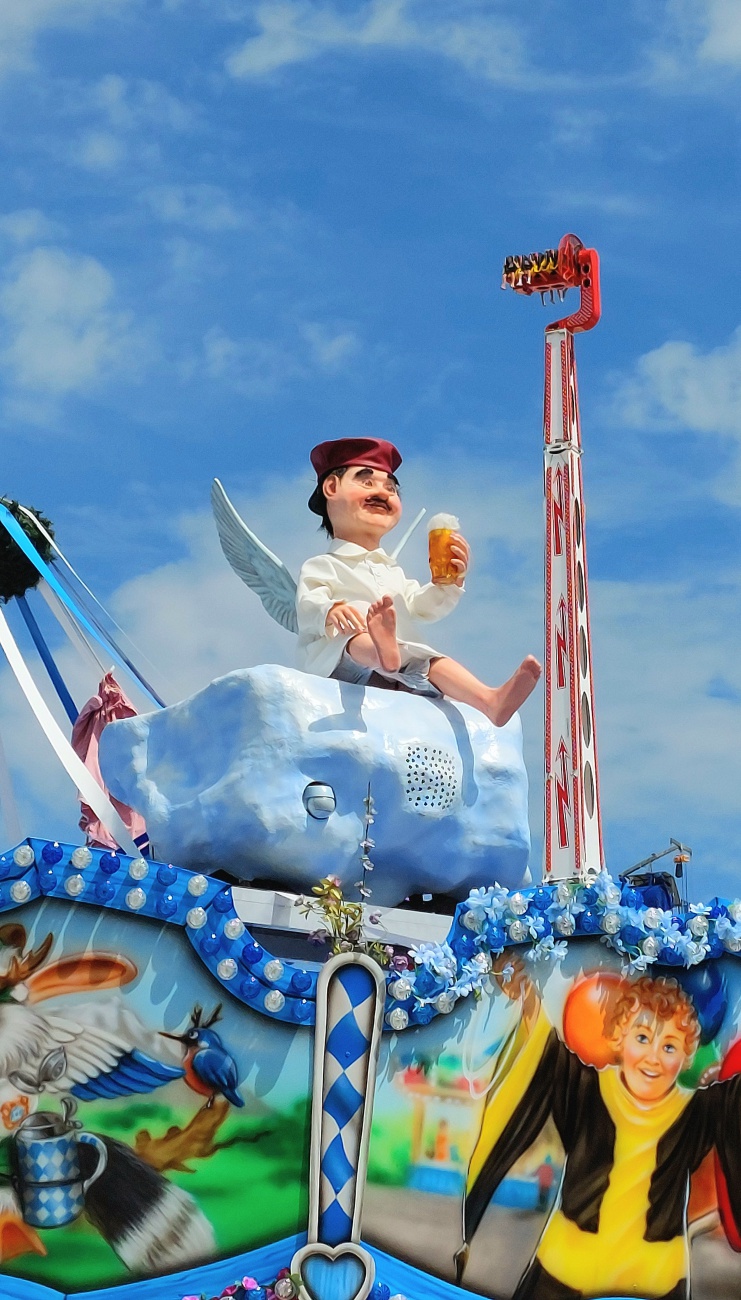 Foto: Martin Zehrer - Gäubodenfest in Straubing an einem heißen Sommertag bei über 30 Grad im Schatten. <br />
 