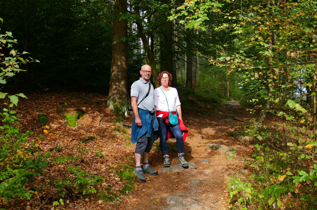 Foto: Martin Zehrer - Wandern im Steinwald<br />
<br />
Freundliche Wanderer: Getroffen mitten im Wald 