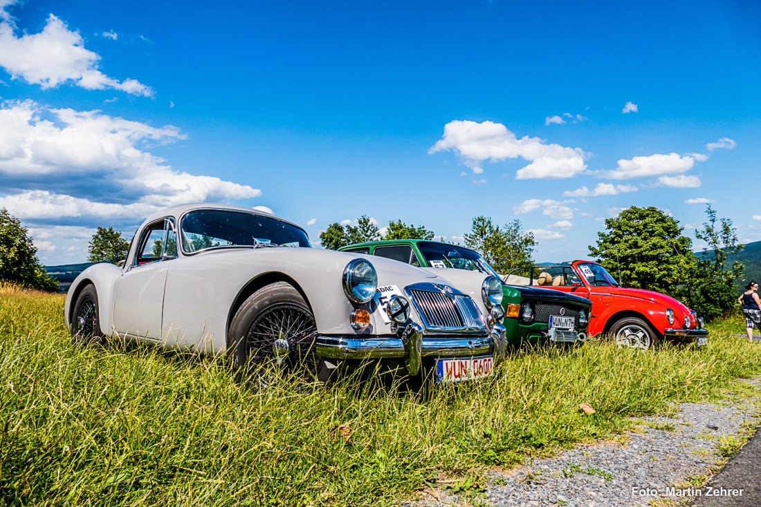 Foto: Martin Zehrer - Ein grauer MG Oldtimer wartet im Gras auf seinen Besitzer, der gerade im Mesnerhaus auf dem Armesberg Brotzeit macht. 