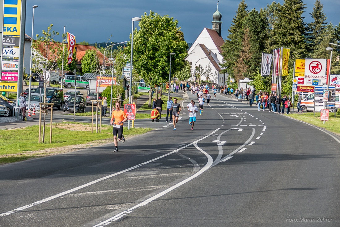 Foto: Martin Zehrer - Nofi-Lauf 2017: Start am Stadtplatz und Ziel beim Siemens... 5,9 Kilometer durch Kemnath und rund herum. Mehr als 8000 Teilnehmer fanden sich in Kemnath zusammen um die S 