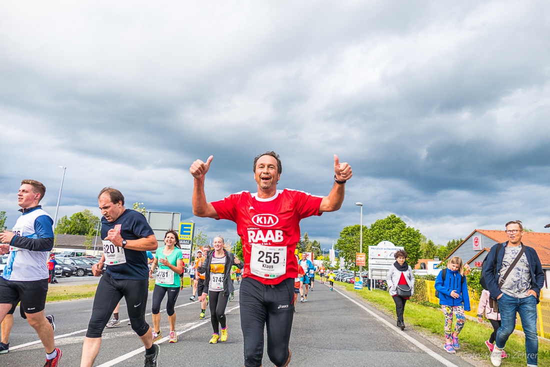 Foto: Martin Zehrer - Nofi-Lauf 2017: Start am Stadtplatz und Ziel beim Siemens... 5,9 Kilometer durch Kemnath und rund herum. Mehr als 8000 Teilnehmer fanden sich in Kemnath zusammen um die S 