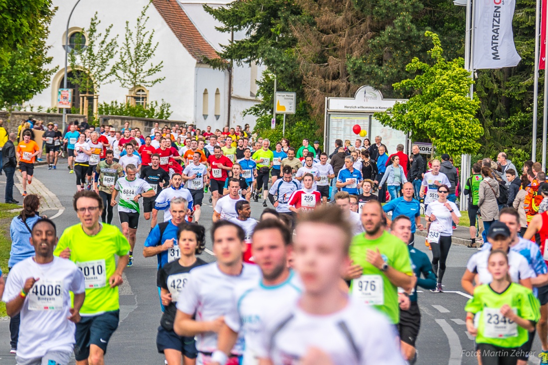 Foto: Martin Zehrer - Nofi-Lauf 2017: Start am Stadtplatz und Ziel beim Siemens... 5,9 Kilometer durch Kemnath und rund herum. Mehr als 8000 Teilnehmer fanden sich in Kemnath zusammen um die S 