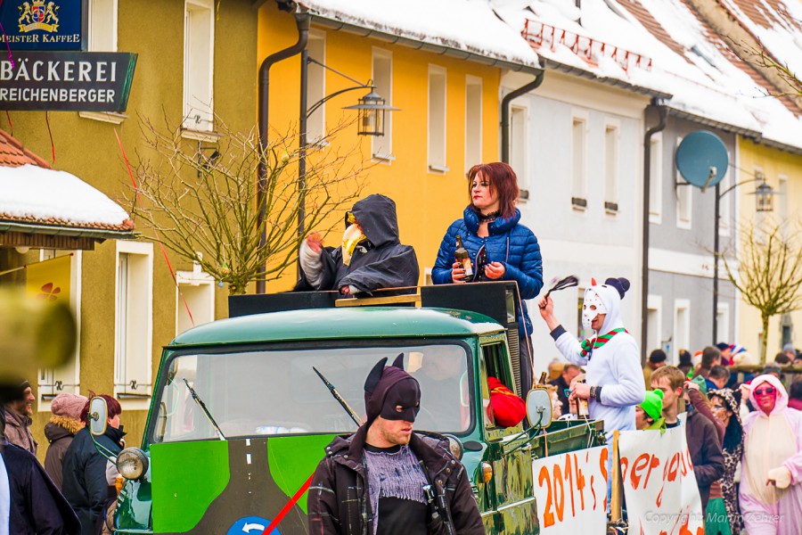 Foto: Martin Zehrer - Faschingszug durch Waldeck. Am Sonntag, den 15.2.2015 war es wieder so weit. Ein langer Zug<br />
mit zig Gaudiwagen und Hunderten Narren zog durch den Waldecker Markt. Mit vi 