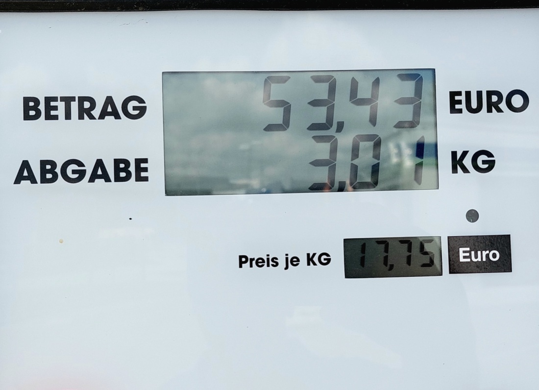 Foto: Martin Zehrer - Das sind die Kosten für das Tanken an einer Wasserstoff-Tankstelle...<br />
<br />
Mit einem Kilogramm Wasserstoff kann man ca. 100 Kilometer mit einem PKW erreichen. 