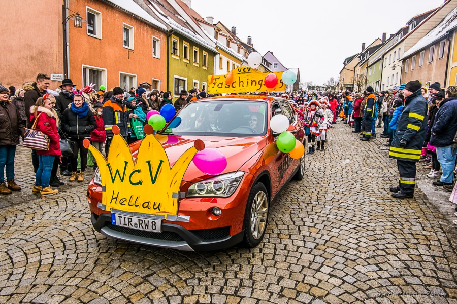 Foto: Martin Zehrer - Faschingszug durch Waldeck. Am Sonntag, den 15.2.2015 war es wieder so weit. Ein langer Zug<br />
mit zig Gaudiwagen und Hunderten Narren zog durch den Waldecker Markt. Mit vi 