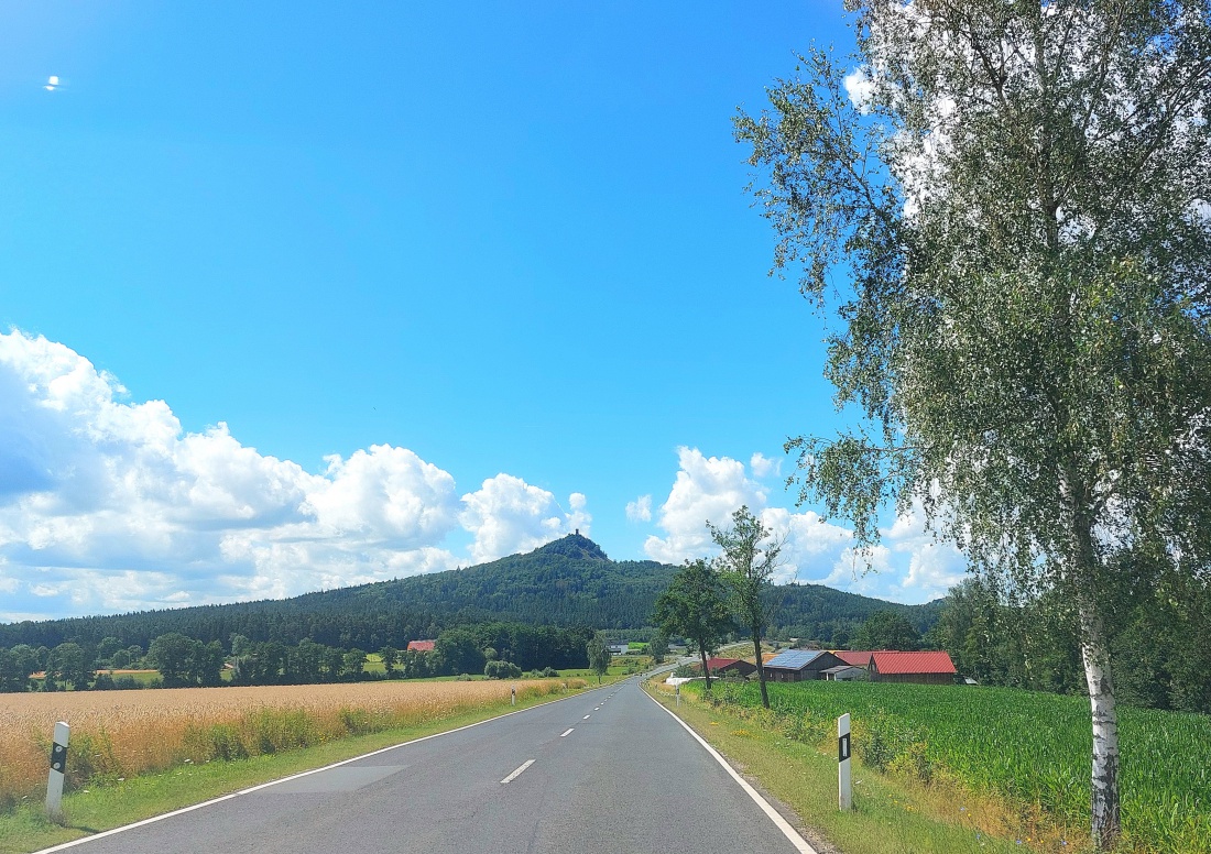 Foto: Martin Zehrer - Der Vulkan-Kegel Rauhe Kulm, von der Straße zwischen Höflas und Neustadt am Kulm aus fotografiert.  