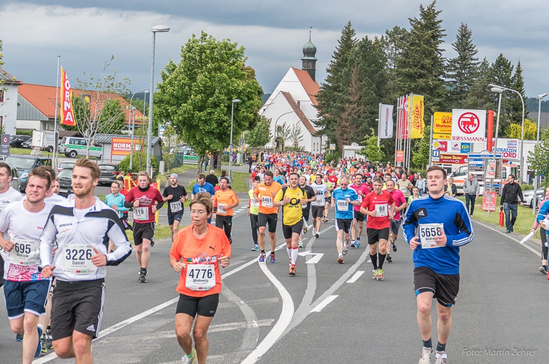 Foto: Martin Zehrer - Nofi-Lauf 2017: Start am Stadtplatz und Ziel beim Siemens... 5,9 Kilometer durch Kemnath und rund herum. Mehr als 8000 Teilnehmer fanden sich in Kemnath zusammen um die S 