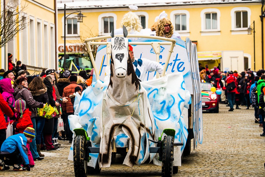 Foto: Martin Zehrer - Faschingszug durch Waldeck. Am Sonntag, den 15.2.2015 war es wieder so weit. Ein langer Zug<br />
mit zig Gaudiwagen und Hunderten Narren zog durch den Waldecker Markt. Mit vi 