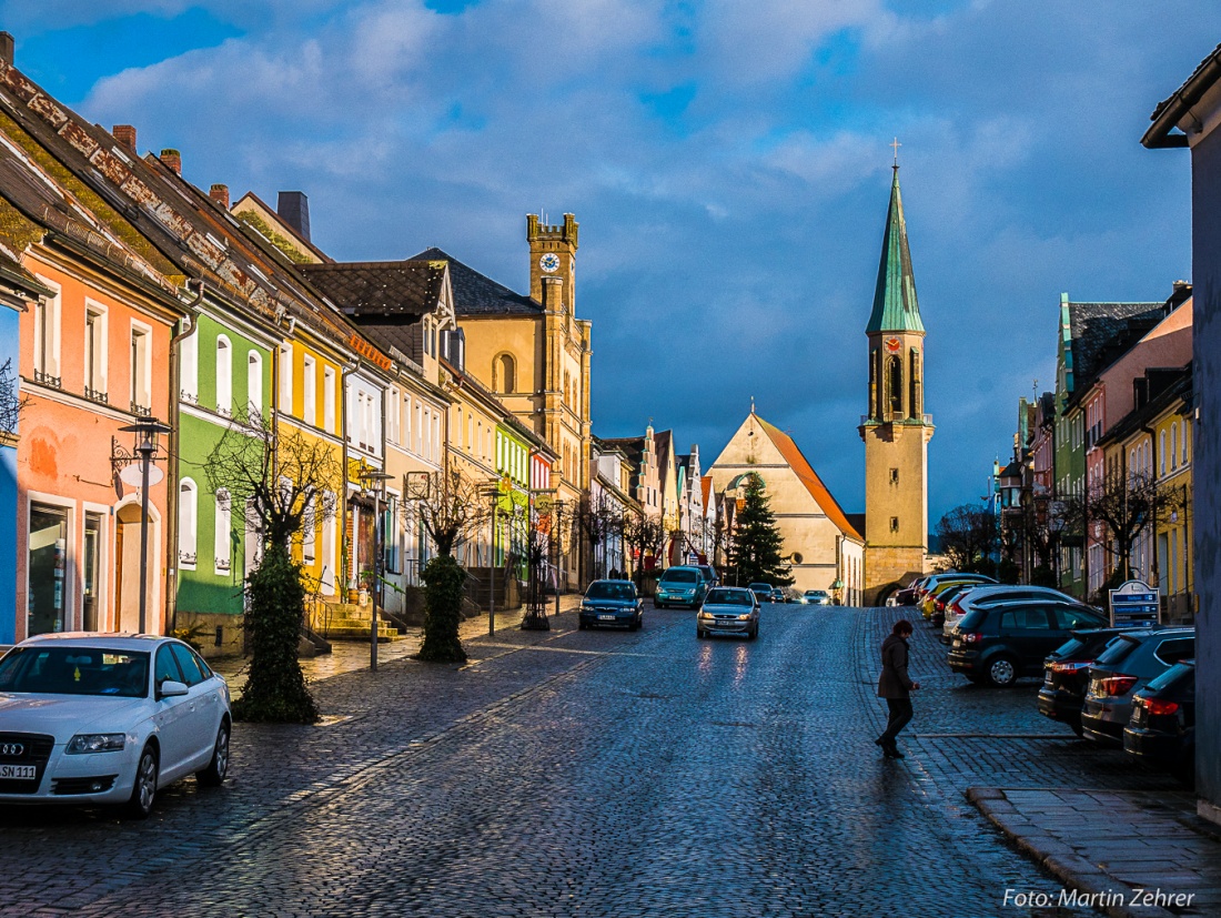 Foto: Martin Zehrer - Toller Kontrast - Im Hintergrund die dunklen Wolken, von der Seite strahlt die Sonne in den historischen Stadtplatz von Kemnath.<br />
<br />
3. Januar 2018 