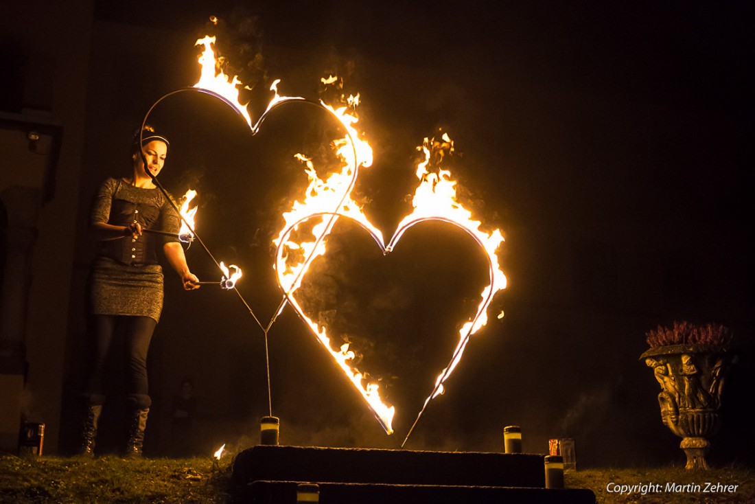 Foto: Martin Zehrer - Zwei Herzen aus Feuer für die zahlreichen Zuschauer, die unten an der Naturbühne staunten. Theater Sinnesrausch, so nannte sich die Feuertänzerin und ihr Team, verzaubert 