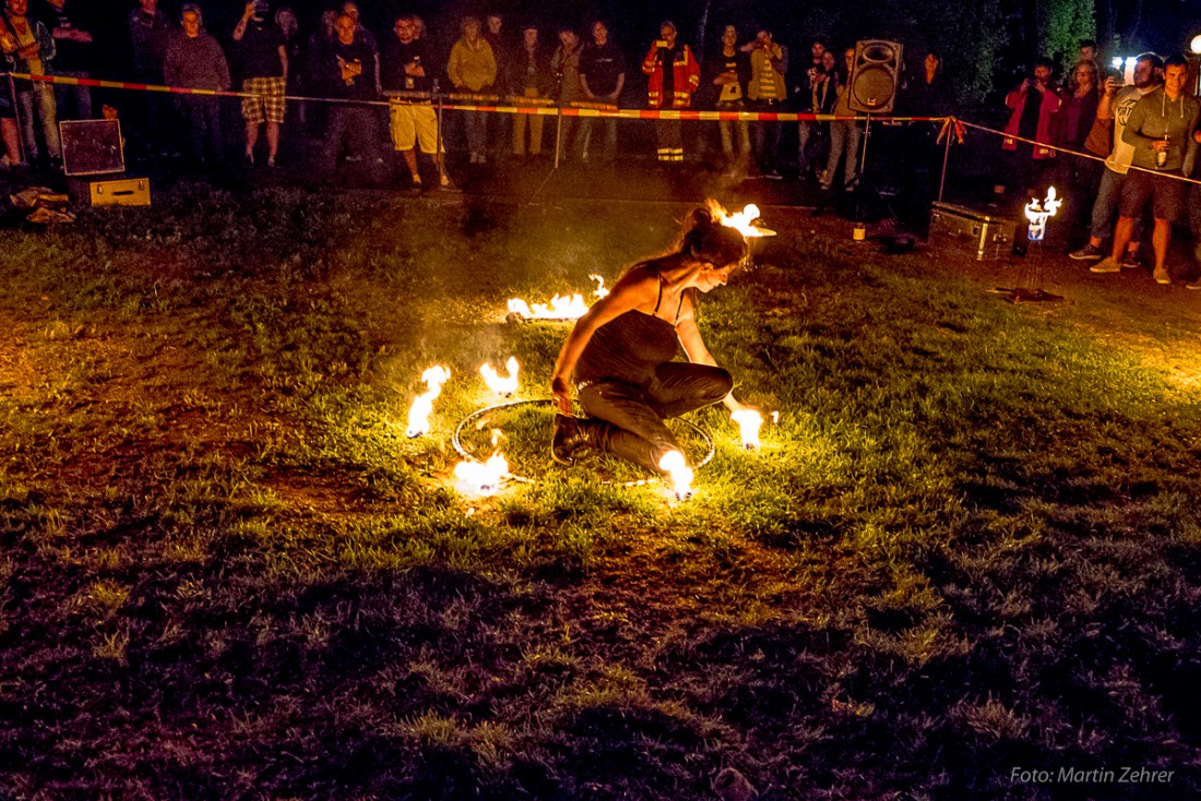 Foto: Martin Zehrer - Lady Firesmile mit ihrer Feuershow auf der Monsichelnacht in Selb - Verzauberte Besucher... 