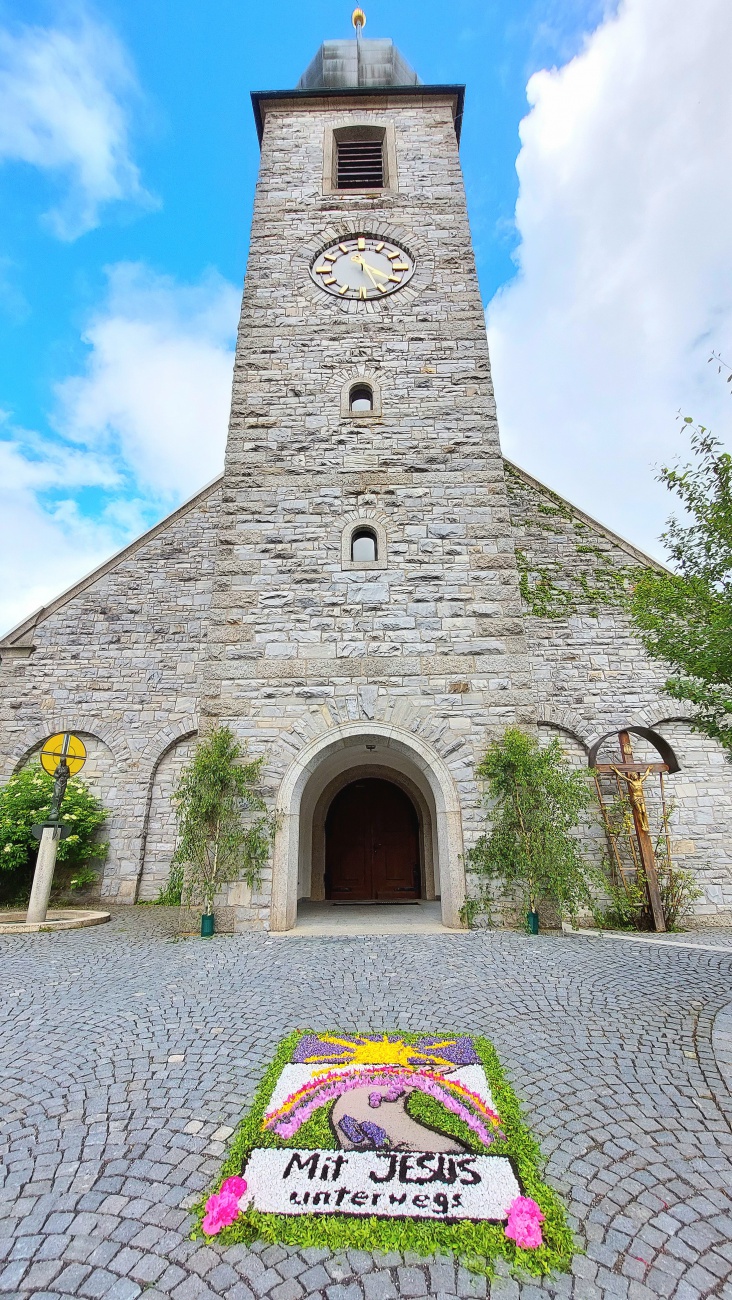 Foto: Martin Zehrer - Fronleichnam in Neusorg - Mit Jesus unterwegs...<br />
<br />
Das Fronleichnamsfest ist ein Hochfest im Kirchenjahr der katholischen Kirchen, mit dem die nach kirchlicher Lehre ble 