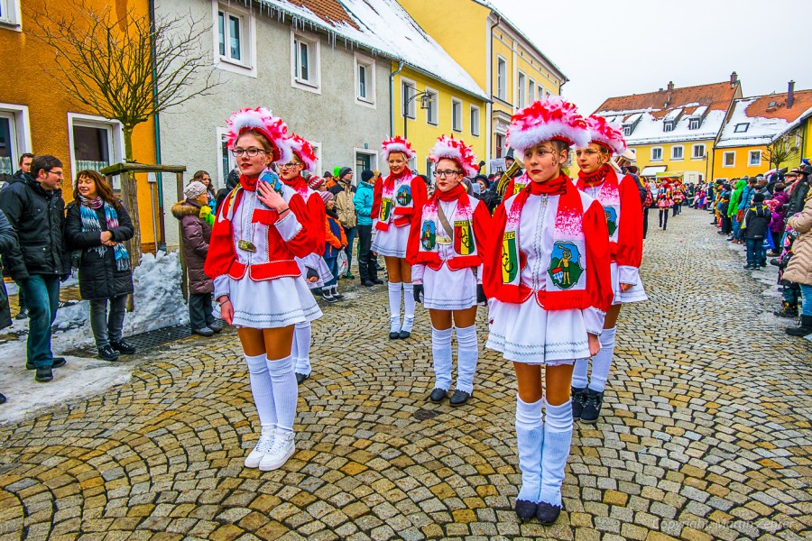 Foto: Martin Zehrer - Faschingszug durch Waldeck. Am Sonntag, den 15.2.2015 war es wieder so weit. Ein langer Zug<br />
mit zig Gaudiwagen und Hunderten Narren zog durch den Waldecker Markt. Mit vi 