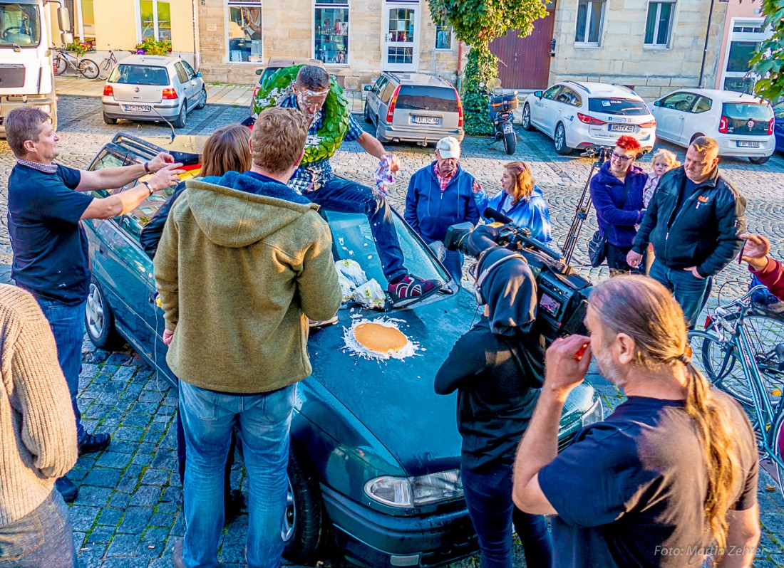 Foto: Martin Zehrer - TV- und Radiosender waren angereist, um dieses Millionen-Geschehen life mitzuerleben. Helmut Diesner und sein 21jähriger Opel Astra haben den 1.000.000sten Kilometer voll 