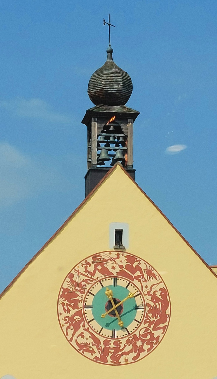 Foto: Martin Zehrer - Wenn Du genau hinguckst, kannst Du das Glockenspiel der Kirche von Cham erkennen.  