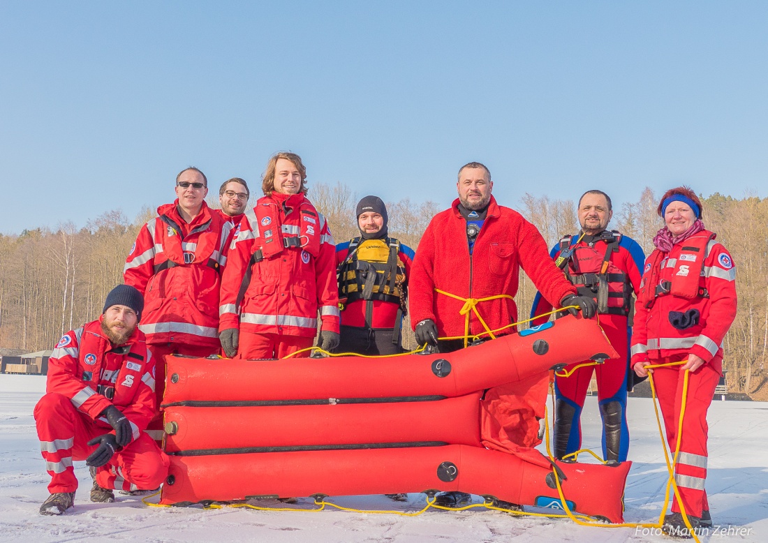 Foto: Martin Zehrer - Ein starkes Team - ehrenamtlich im Einsatz...<br />
<br />
Die Mitglieder der Wasserwacht Eschenbach nach dem geglückten Übungseinsatz zur Rettung einer im Eis eingebrochenen Perso 