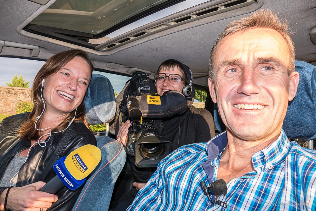 Foto: Martin Zehrer - Radio- und Fernsehsender hielten die letzten Kilometer von Helmut und seinem Opel Astra fest! 