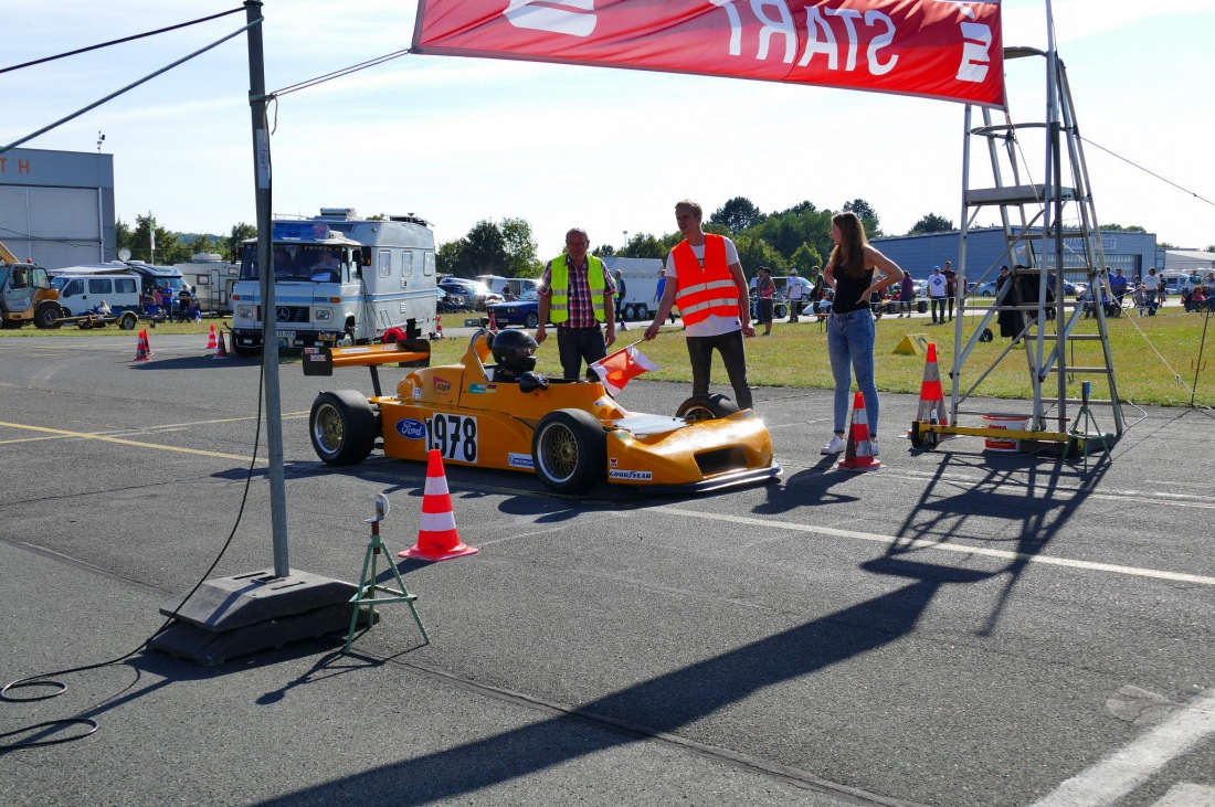 Foto: Martin Zehrer - Flugplatz-Slalom des MSC-Sophiental. Bestes Wetter, top Teilnehmer, fairer Motorsport Nähe Bindlach! 