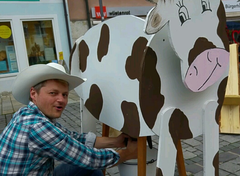 Foto: Martin Zehrer - Links, rechts... links rechts... Unter der Woche fuehrt Holger das Reisecenter Maerkl in Kemnath. Am Wochenende gehts dann zum Melken. <br />
<br />
Gesehen auf dem Bauernmarkt in  