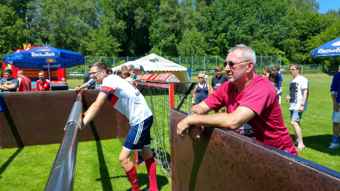 Foto: Martin Zehrer - Lebendkicker beim Sportfest Neusorg:<br />
<br />
Zeiserl-Trainer Alois analysiert das Spiel... 