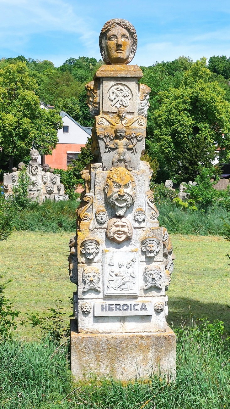 Foto: Martin Zehrer - HEROICA - Steht in Regensburg und guckt zur Donau hin... 