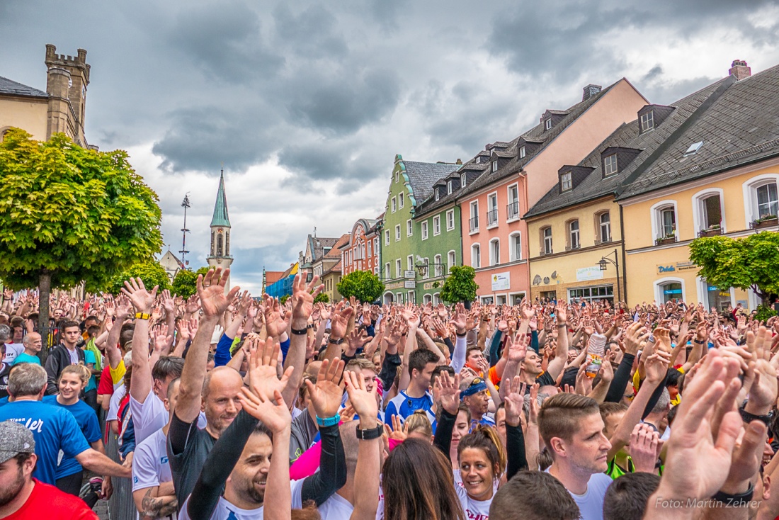 Foto: Martin Zehrer - Nofi-Lauf 2017: Start am Stadtplatz und Ziel beim Siemens... 5,9 Kilometer durch Kemnath und rund herum. Mehr als 8000 Teilnehmer fanden sich in Kemnath zusammen um die S 