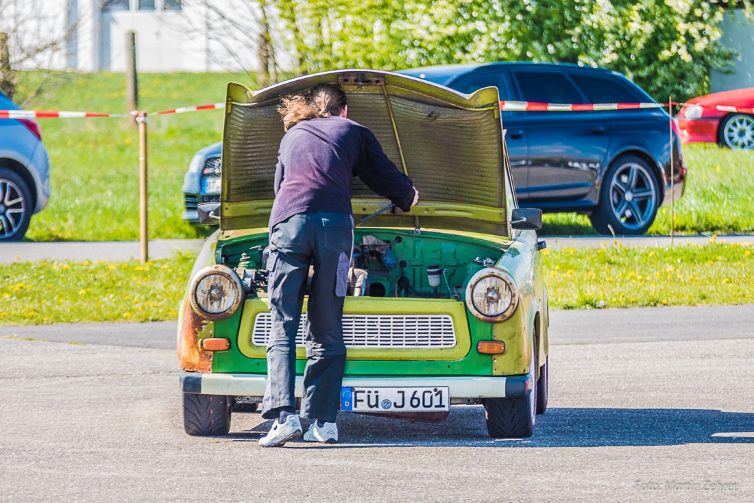 Foto: Martin Zehrer - Trabi fürs Slalom: Schnell noch mit dem Peilstab den Krafftstoff-Stand messen. Der Fahrer bemerkte ein Ruckeln in den Kurven... er rannte schnell ins Fahrer-Lager und kam 