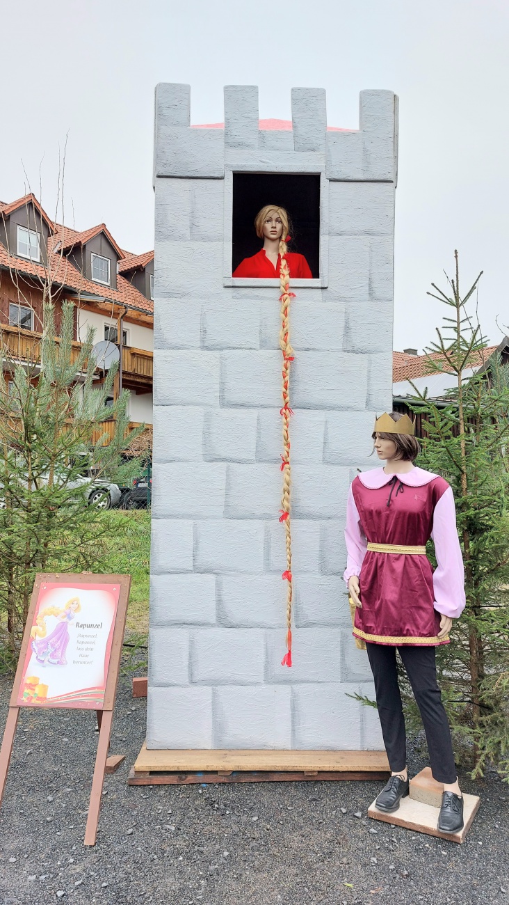 Foto: Martin Zehrer - Das Märchen von Rapunzel, nachgestellt auf dem Weihnachtsmarkt von Bad Neualbenreuth. 