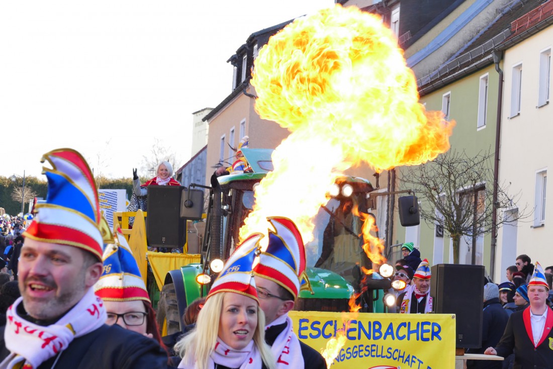 Foto: Martin Zehrer - Die Eschenbacher haben Feuer dabei :-)<br />
<br />
44. Faschingszug durch Waldeck am 7. Februar 2016!<br />
<br />
Tanzen, lachen und Gaudi machen ;-)<br />
<br />
Viele Gaudiwagen und unzählige Besu 