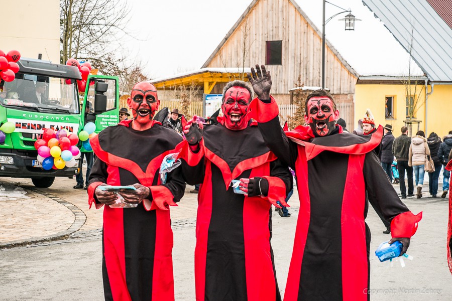 Foto: Martin Zehrer - Faschingszug durch Waldeck. Am Sonntag, den 15.2.2015 war es wieder so weit. Ein langer Zug<br />
mit zig Gaudiwagen und Hunderten Narren zog durch den Waldecker Markt. Mit vi 