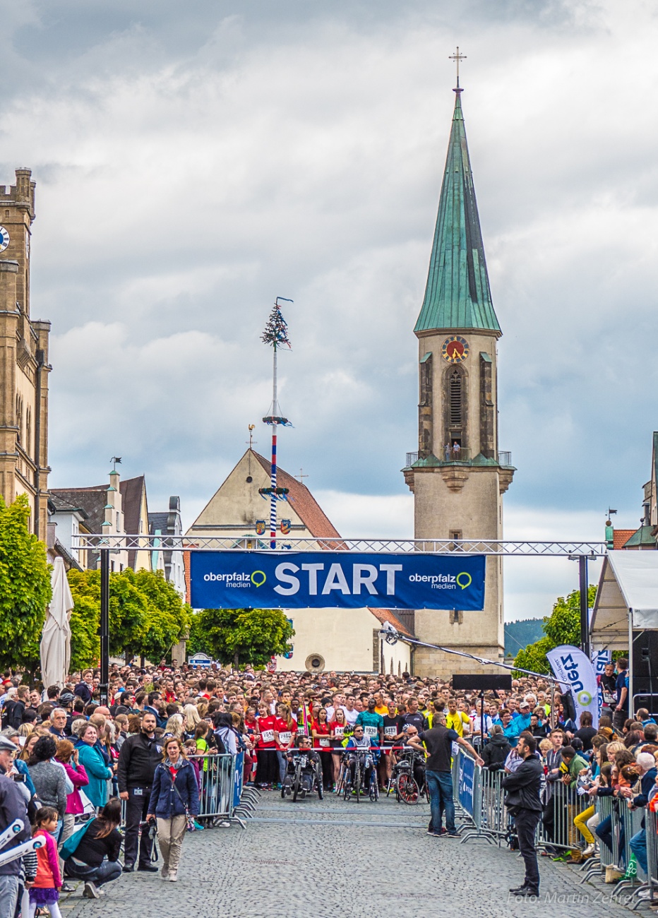 Foto: Martin Zehrer - Nur noch ein paar Minuten... 5 vor halb!!! Schau auf die Kirchturm-Uhr! ;-)<br />
<br />
Nofi-Lauf 2017: Start am Stadtplatz und Ziel beim Siemens... 5,9 Kilometer durch Kemnath un 