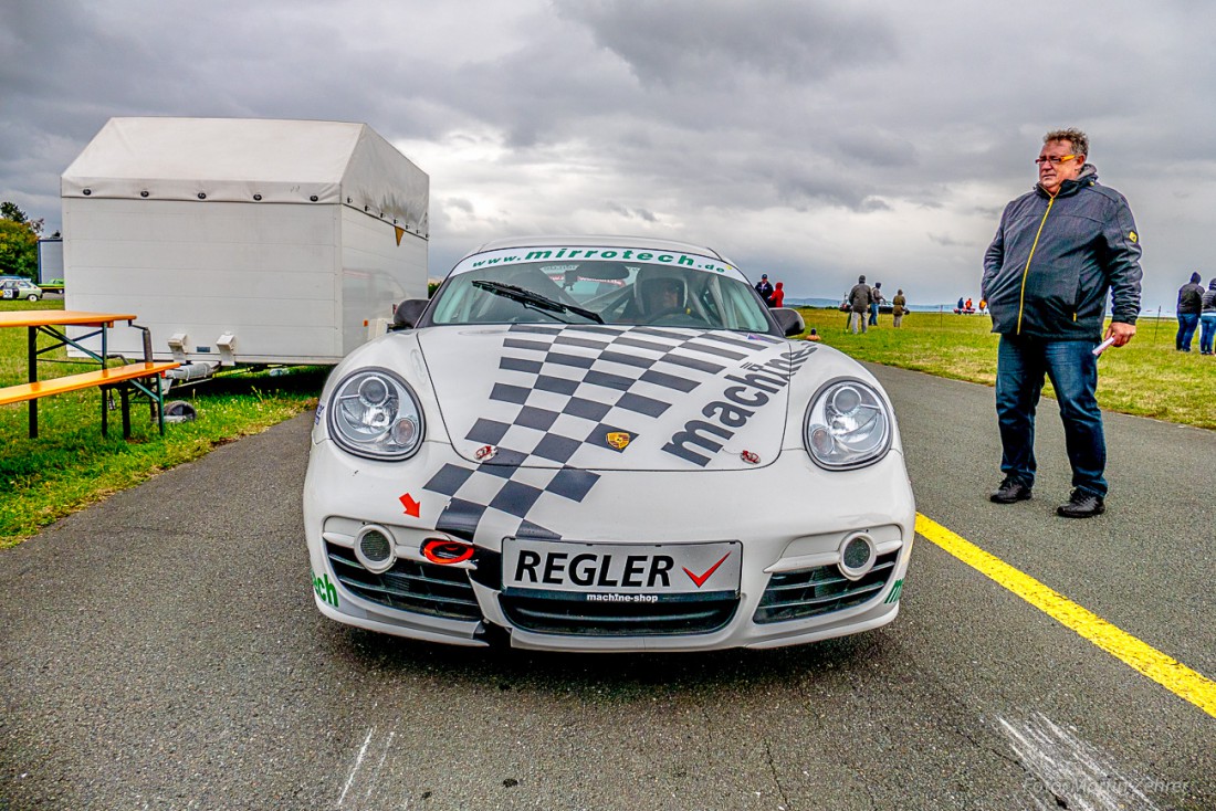 Foto: Martin Zehrer - Porsche lauert vorm Start - MSC-Sophienthal veranstaltet Slalom-Rennen auf dem bindlcher Flugplatz bei Bayreuth. 6. September 2015 