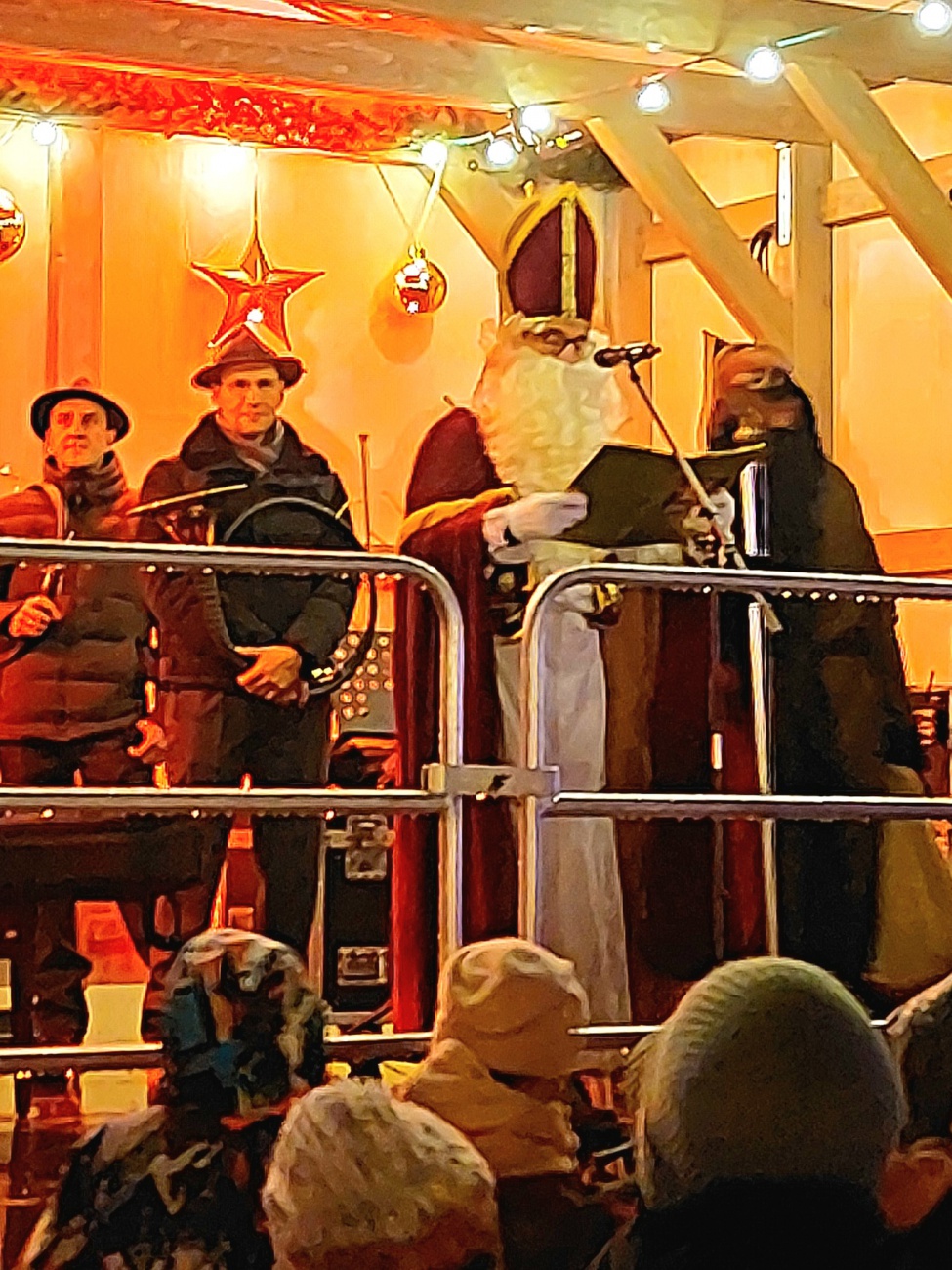 Foto: Martin Zehrer - Der Nikolaus besuchte das Kemnather Candlelight Shopping. <br />
Viele Kinder trugen weihnachtliche Gedichte und Sprüche vor oder sangen Weihnachtslieder. 