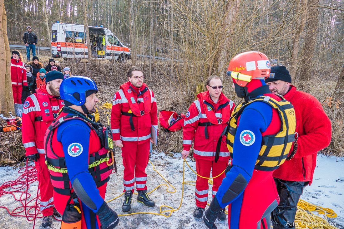 Foto: Martin Zehrer - Mit vereinten Kräften und gut organisiert... <br />
Die Wasserwacht von Eschenbach übt am Rußweiher unter realen Bedingungen das Bergen einer im Eis eingebrochenen Person.  