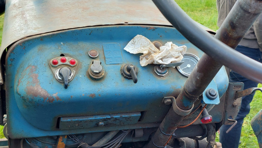 Foto: Martin Zehrer - Alles im Blick... die Armaturen eines Hanomags R22 Oldtimer-Schleppers.<br />
Gesehen an der Kappl beim Oldtimertreffen.  