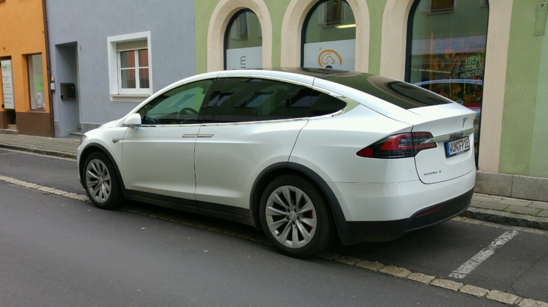 Foto: Martin Zehrer - Noch selten auf deutschen Straßen: Tesla - Model X P90D<br />
<br />
Eine Mischung aus SUV, Coupe und Limusine.<br />
Die Leistung dürfte bei diese Model 568 kW (773 PS) betragen und da 