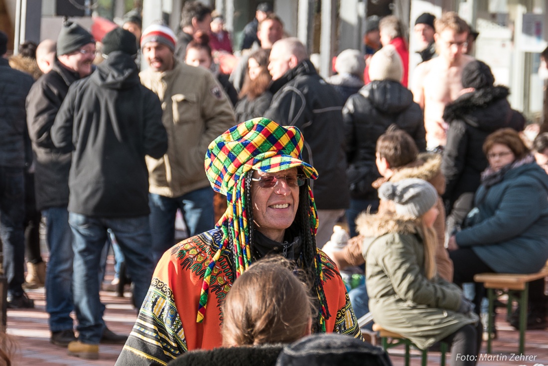 Foto: Martin Zehrer - Leader der Band SAMBA SECCO beim Neujahrsschwimmen im Naturerlebnisbad in Immenreuth am 1. Januar 2018. 