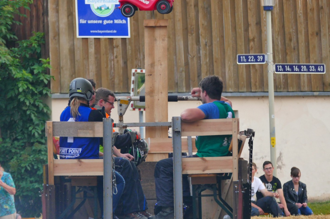 Foto: Martin Zehrer - Genial - Die legendären Bobbycar Meisterschaft in Preißach. <br />
"Den of Vice" veranstaltete heute das 3. Bobbycar-Rennen durch die Ortschaft Preißach. <br />
Zig Starter rasten  